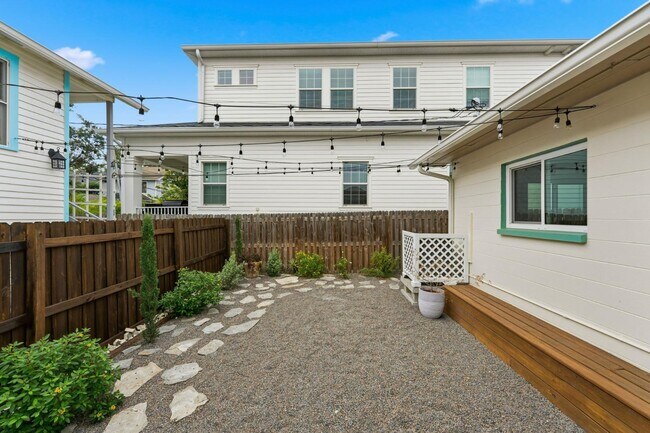 Building Photo - 766 20th Ave N