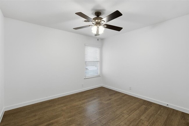 Building Photo - 2402 Little John Ln