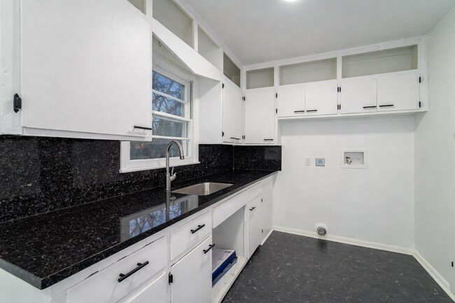 Building Photo - 1036 East 61st St N