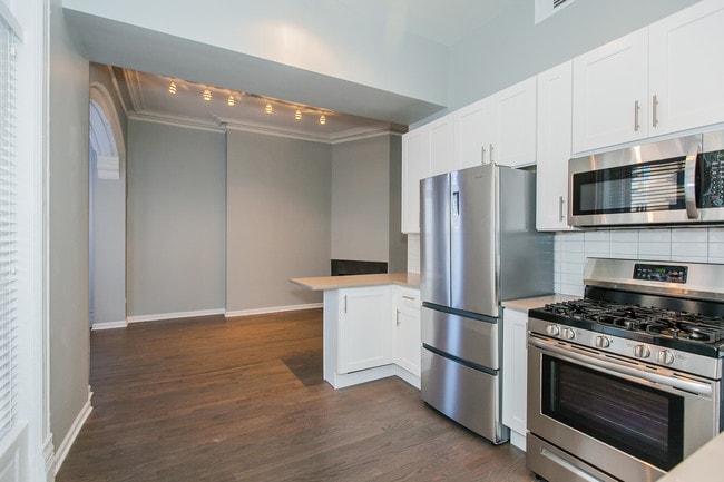 Building Photo - 42 E Chicago Ave