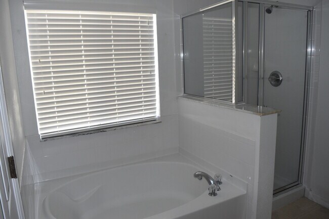 Building Photo - Quaint 3/2 Home with a Beautiful Covered F...