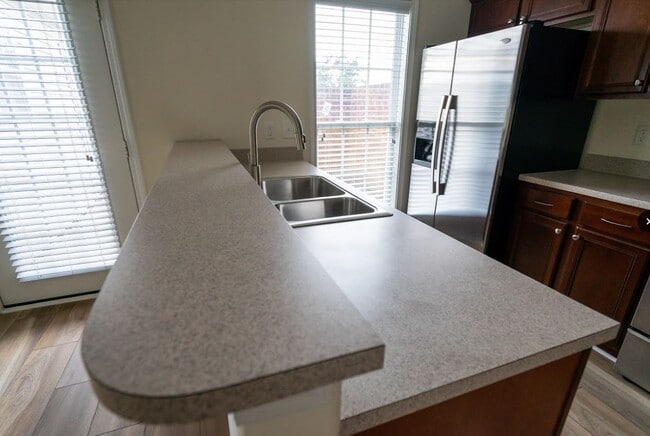 Building Photo - 3 Bedroom, 2 Bath End unit Townhome for Rent