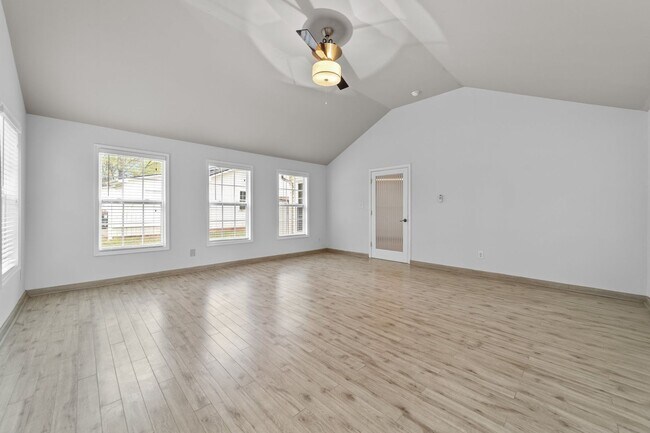 Building Photo - Spacious 3 Bedroom, 2 Bath with huge livin...