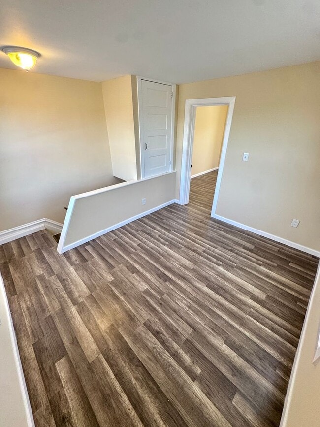 Building Photo - FOUR/FIVE BEDROOM End of Row