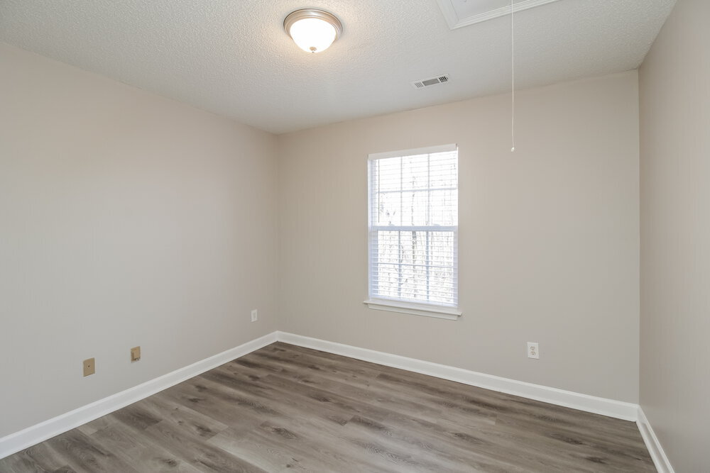 Building Photo - 520 River View Dr