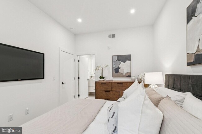 Building Photo - 30-30 W Allens Ln