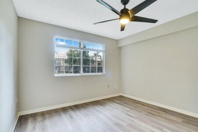 Building Photo - 1700 Crestwood Ct S