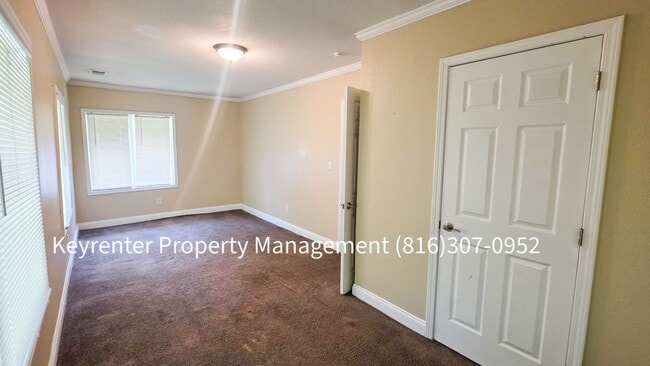Building Photo - 4 Bed, 1 Bath Home available now!