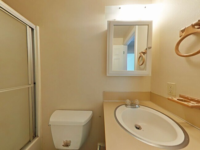 Building Photo - 3 Bedroom Duplex ~ Albany ~ Pet Friendly