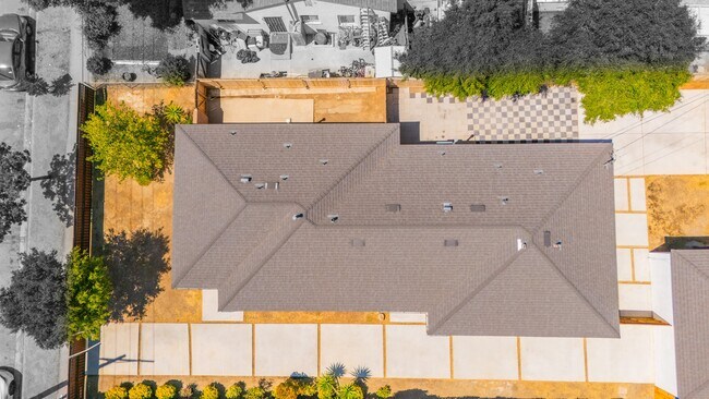 Building Photo - 7512 Woodley Ave