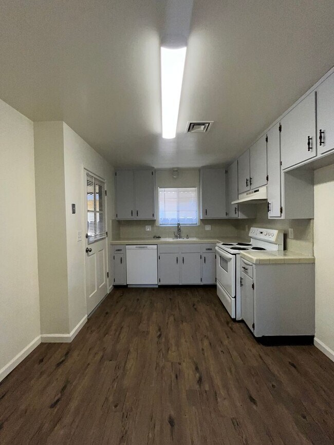 Building Photo - 4061