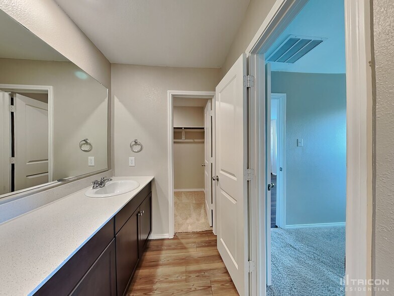 Building Photo - 505 Autumnwood Way