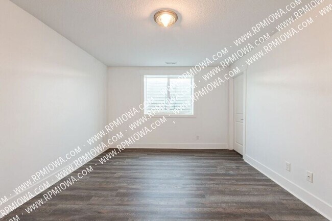 Building Photo - 1408 NW Spruce Dr