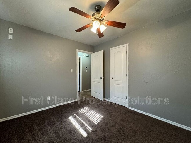 Building Photo - 704 N Gale Ave