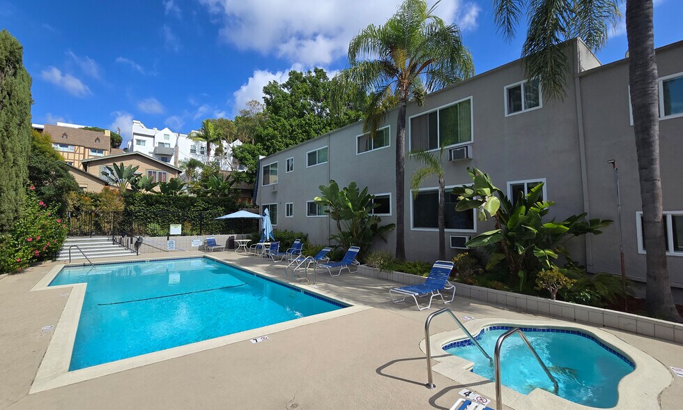 Pool and spa - 972 Larrabee St