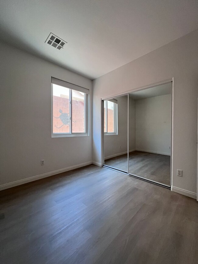 Building Photo - Stunning 4-Bed 3 Car Garage Gated Single S...