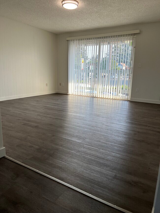 Building Photo - 6839-6849 N Fessenden St