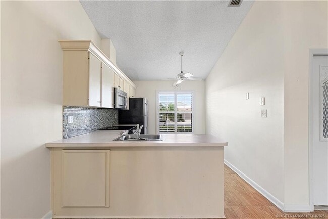 Building Photo - 7711 SE Sugar Sand Cir