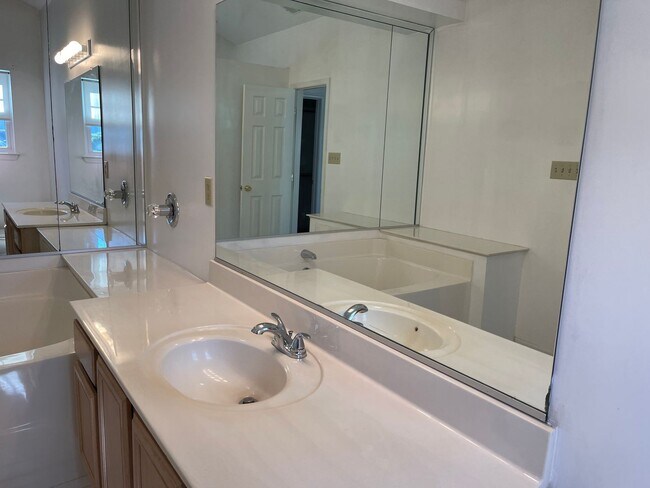 Building Photo - Beautiful 4-Bedroom Ranch in Courthouse Estates!