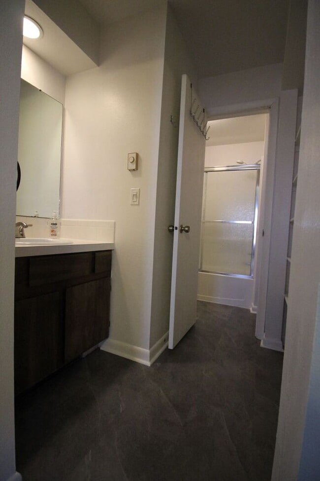 Building Photo - Cozy 2 bedroom condo
