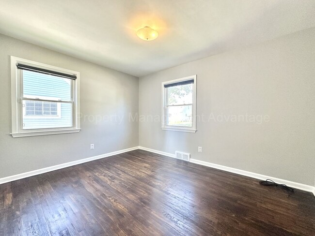 Building Photo - Spacious 4-Bedroom, 2-Bath Home in Clawson – Minutes from Downtown!