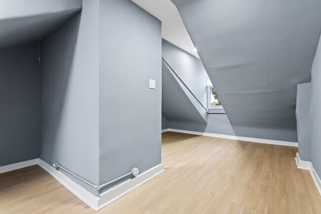 Building Photo - 2BR/1BA | Bonus Attic + Yard | Fast Approval