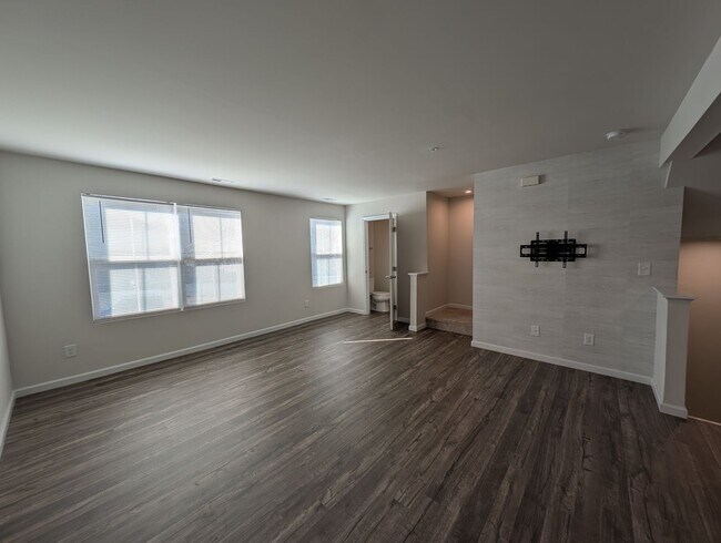 Building Photo - Pristine Townhome located in the North End Commons Community!