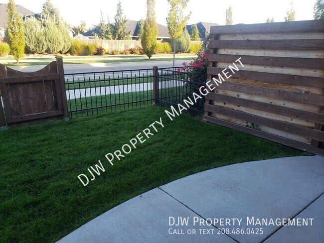 Building Photo - Remarkable Townhome Located in SpurWing He...