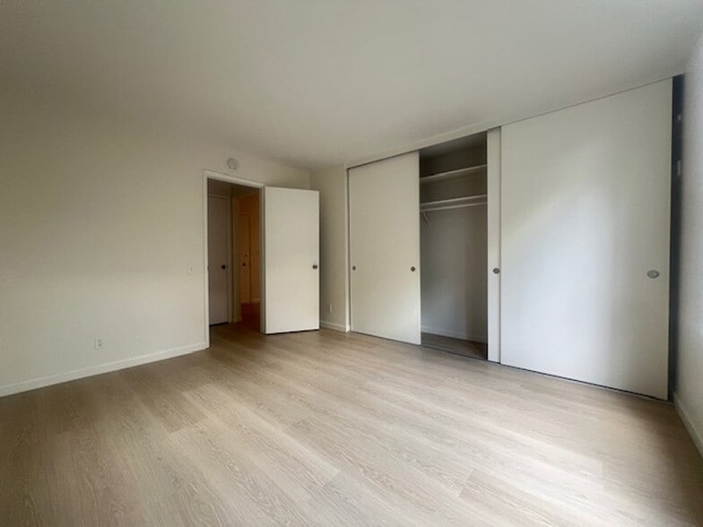 Building Photo - 811 York St