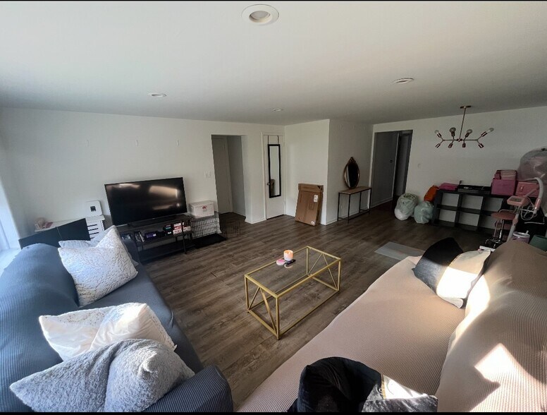 Building Photo - 5737 N Elston Ave