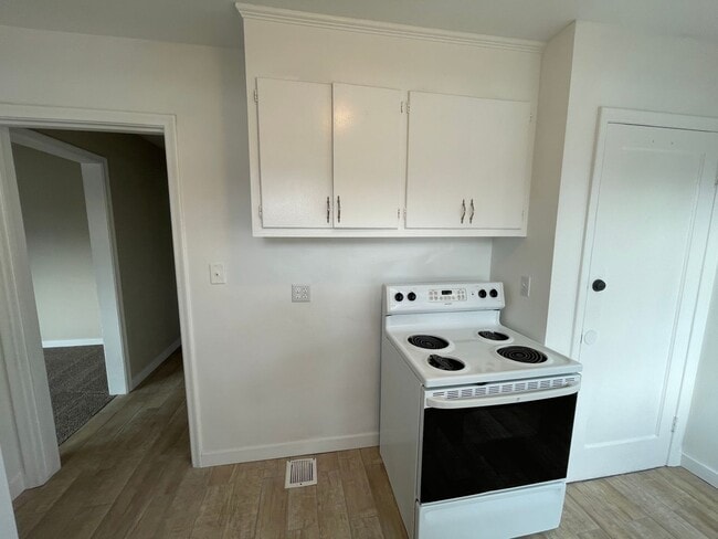 Building Photo - Newly remodeled Two Bedroom//$1250 month;
