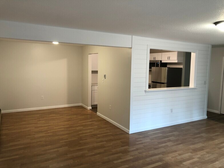 Building Photo - 85 Old Town Rd