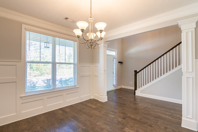 Building Photo - 811 Lillian Pk Dr