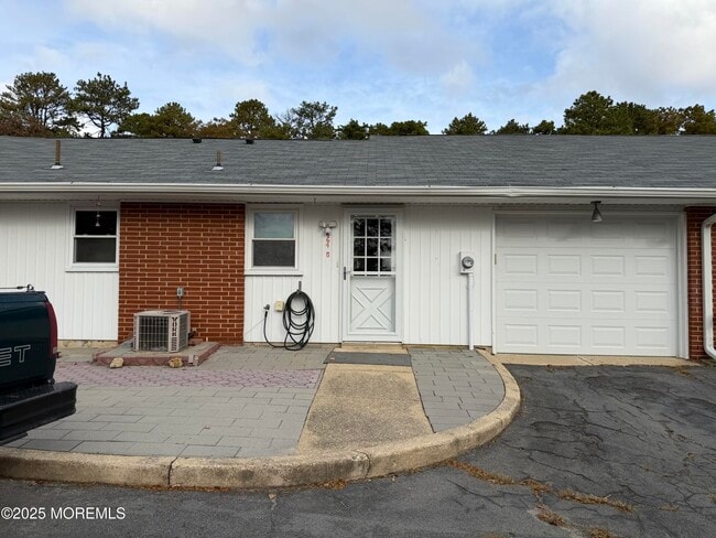 Building Photo - 664D Plymouth Dr