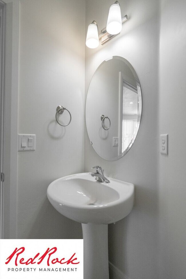 Building Photo - Modern Townhome in Desirable Hurricane Hei...