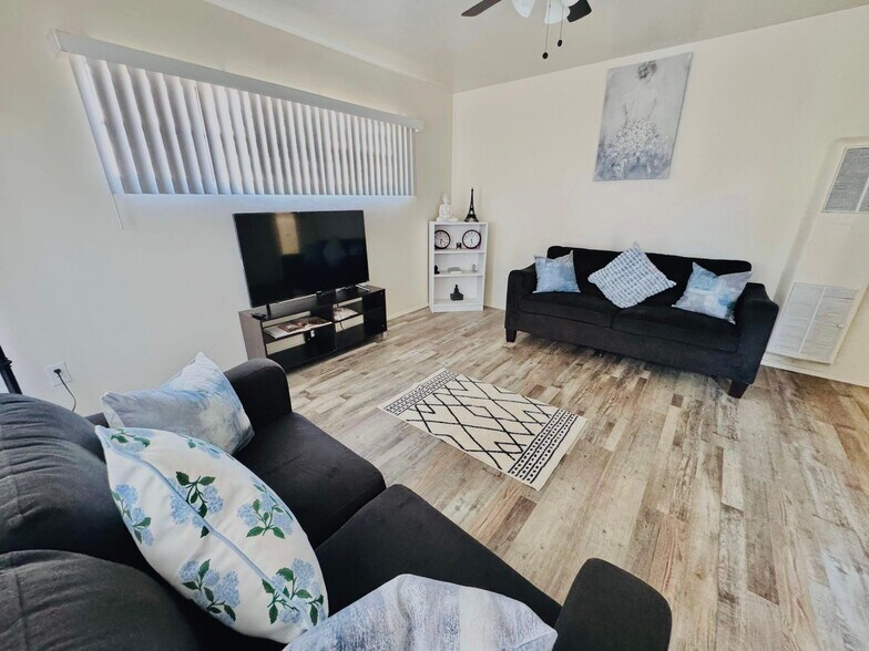 Building Photo - 2811 Dracena St