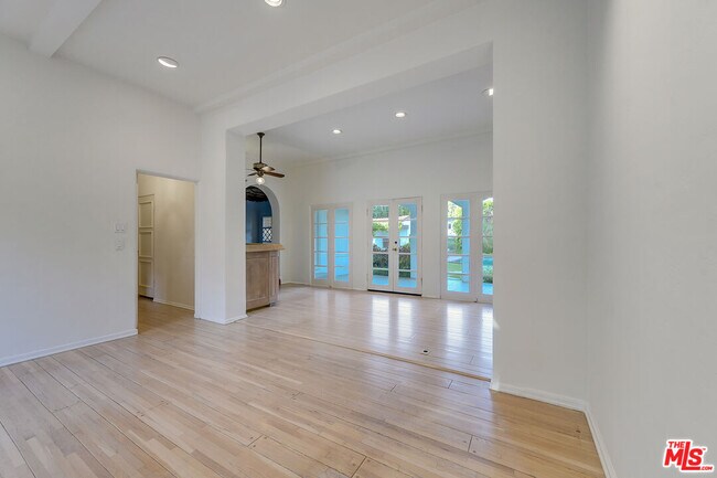 Building Photo - 630 Alta Dr