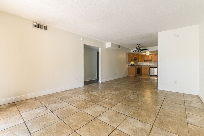 Building Photo - Desirable Location - 2-bed 2-bath Condo 5 ...