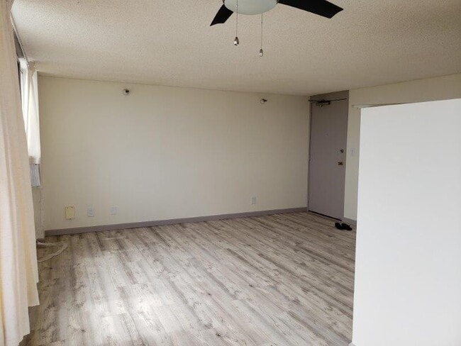 Building Photo - Century Park Plaza Condo - 1 bedroom, 1 bath, 1 parking - Avail 09/01/2026