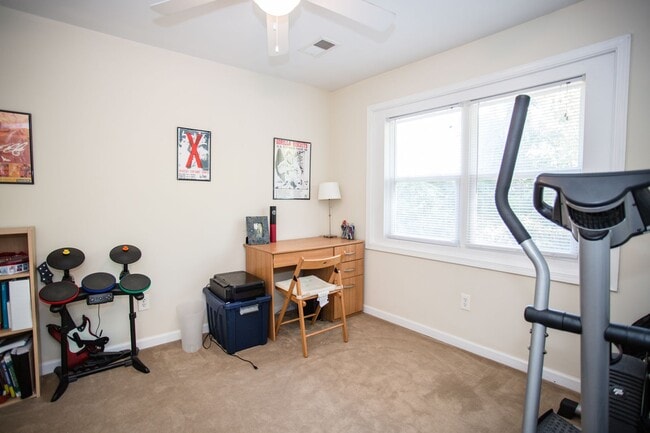 Building Photo - Cute and Quiet West Side Duplex!