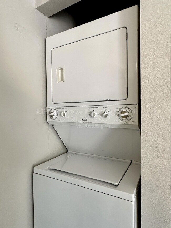 Building Photo - 2460 E Willamette Ave