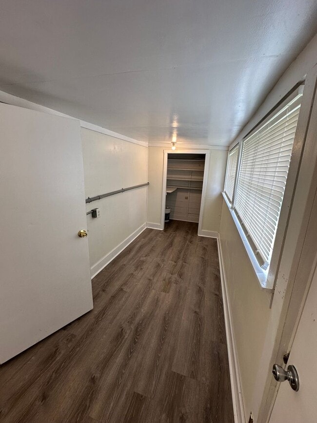 Building Photo - Quiet 2 Bedroom, 1 Bath Home - APPLICATION...