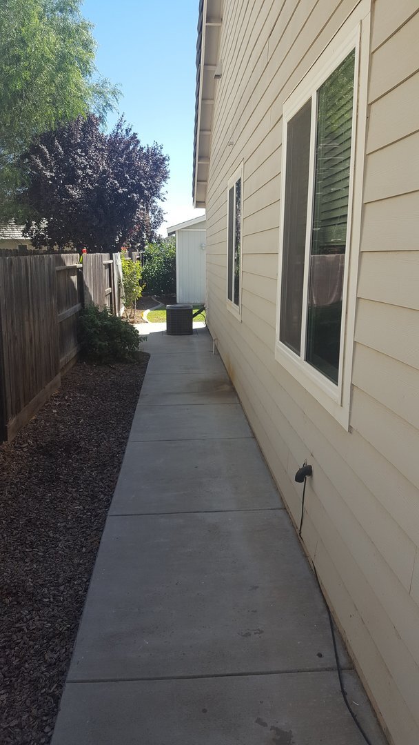 Building Photo - 4 Bedroom Home