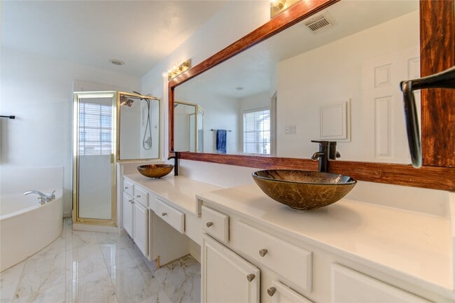 Building Photo - 1115 Enclave Square E