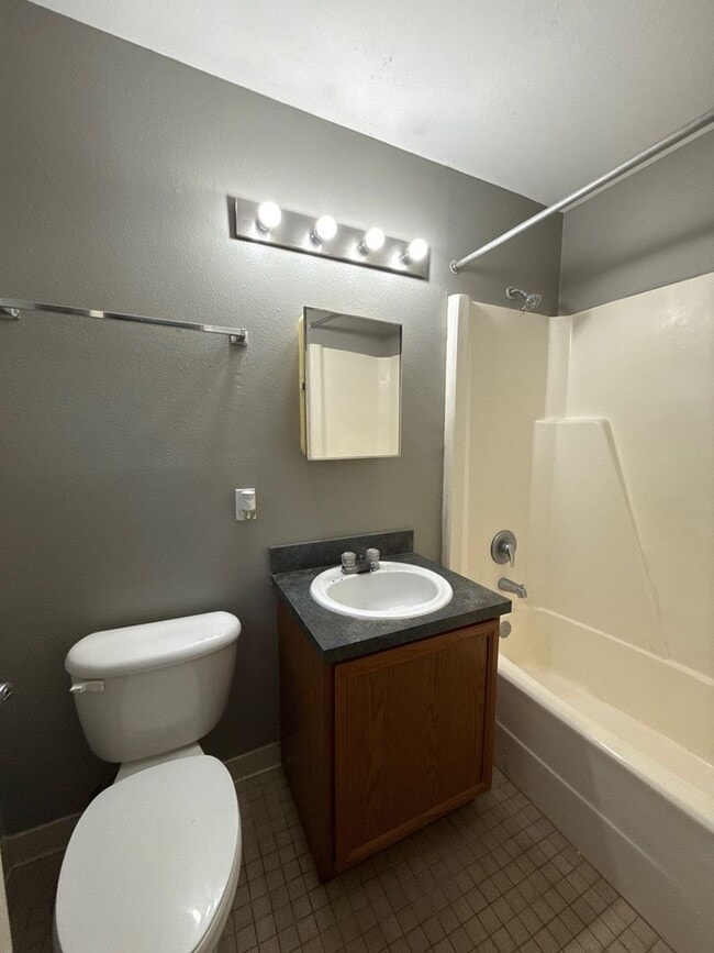 Building Photo - 2 bed 2 bath at Avalon on Pensacola! Available now!