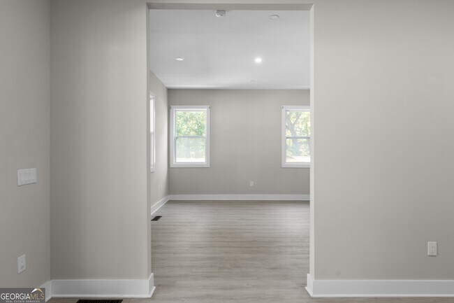 Building Photo - 1331 Diamond Ave SE