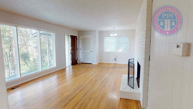Building Photo - Lake Oswego/ Palisades - Hardwoods, Finished Daylight Basement with Bonus Rooms, Pet Friendly