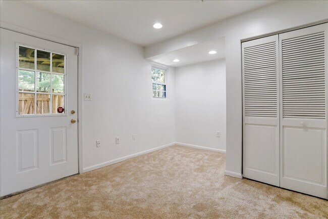 Building Photo - 1310 Hampshire Dr