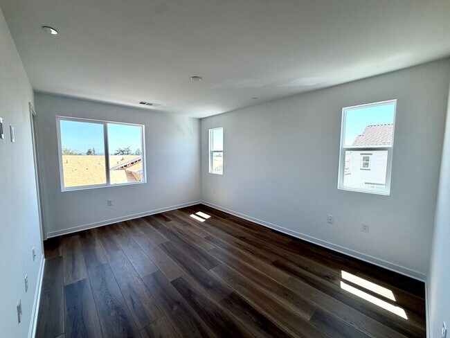 Building Photo - Brand-New Luxury Townhome for Lease in Claremont