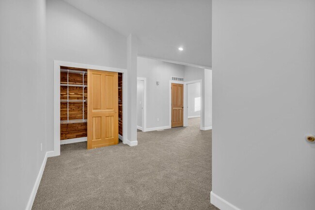 Building Photo - Top Floor Crestview Condo